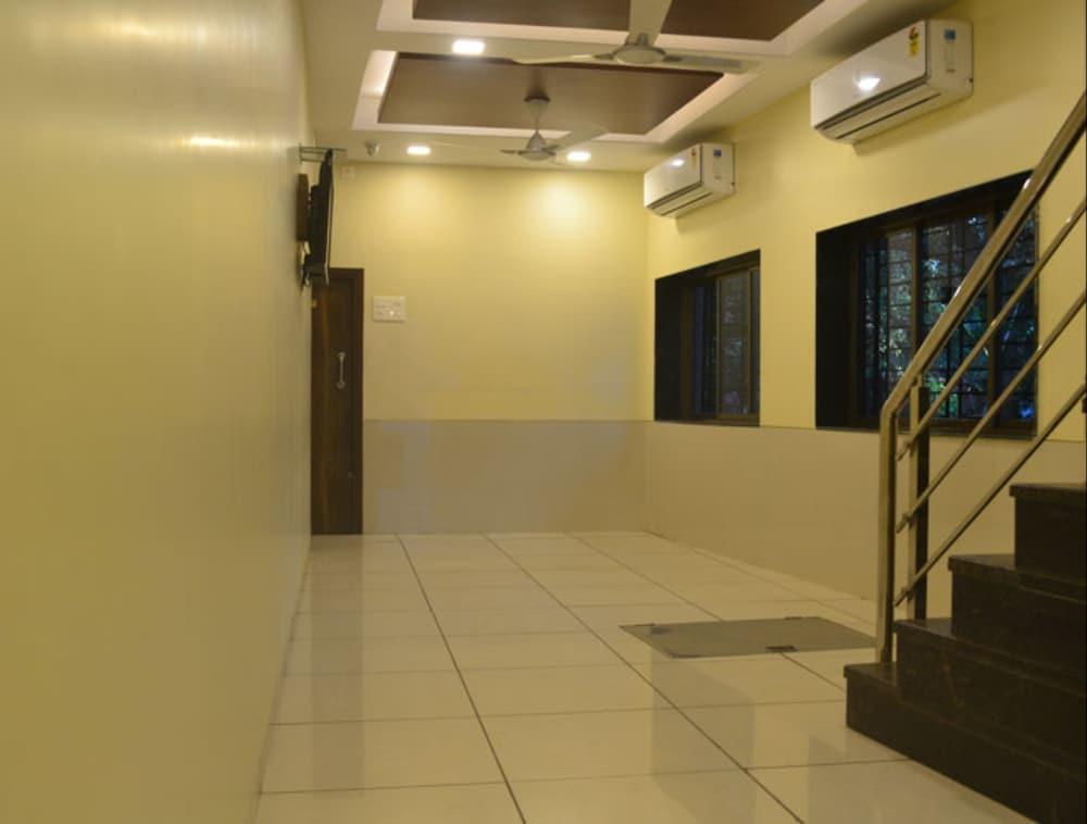 Airport Metro Hotel Mumbai Bagian luar foto