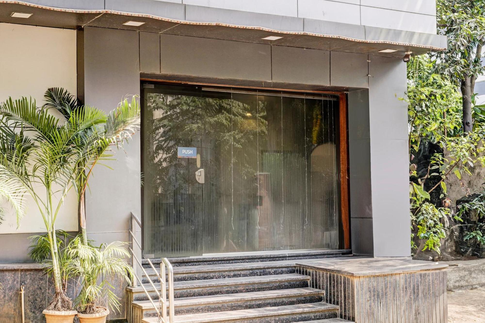 Airport Metro Hotel Mumbai Bagian luar foto