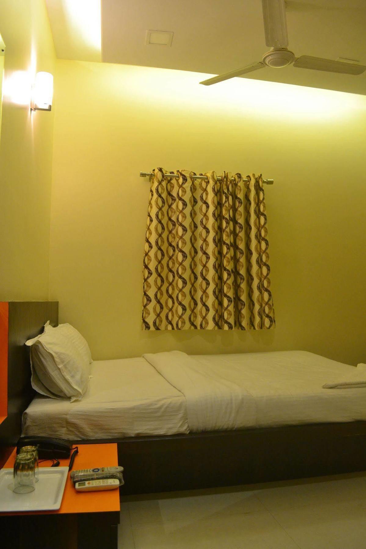 Airport Metro Hotel Mumbai Bagian luar foto