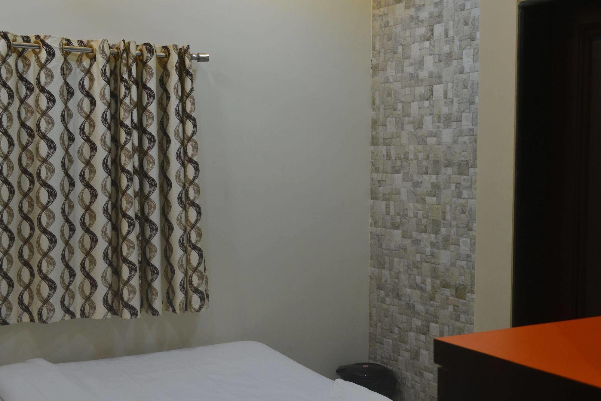Airport Metro Hotel Mumbai Bagian luar foto