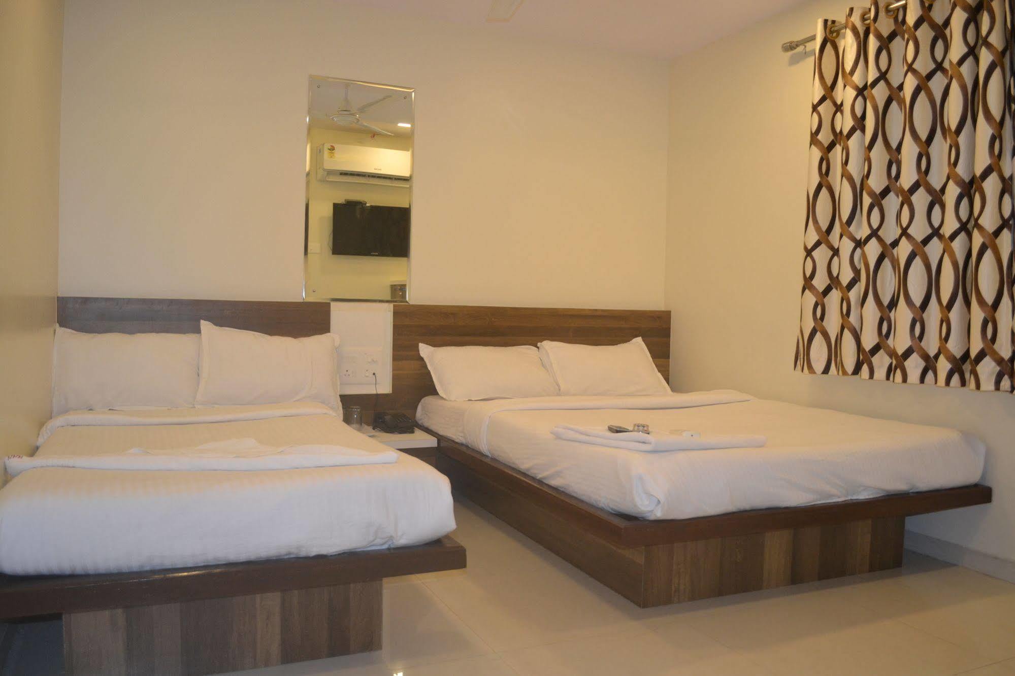 Airport Metro Hotel Mumbai Bagian luar foto