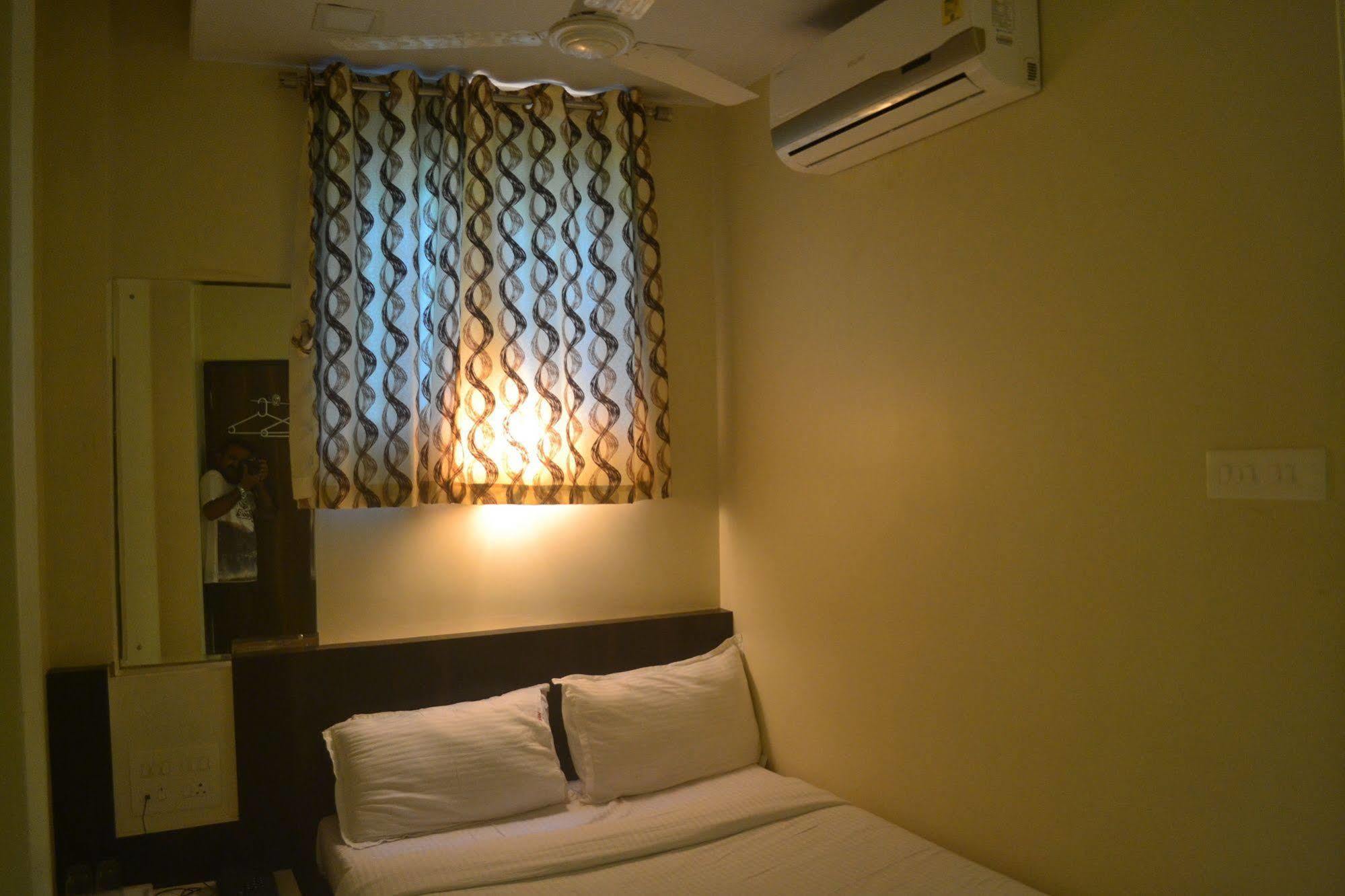 Airport Metro Hotel Mumbai Bagian luar foto